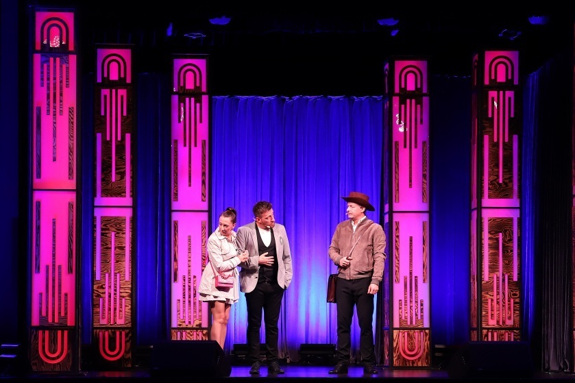 Krystyna z księdzem Januszem i Andrzej z żoną. Czyli Nowaki na scenie MOK.