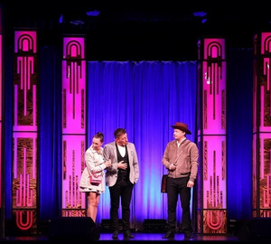 Krystyna z księdzem Januszem i Andrzej z żoną. Czyli Nowaki na scenie MOK.